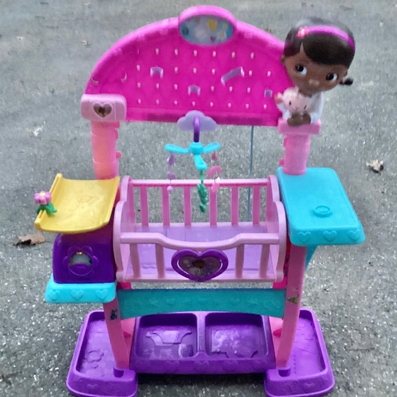 Doc McStuffins Baby Pet Nursery PBS Kids Creative play - Picture 1 of 6